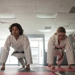 Escena de Capítulo 14 titulado 'Pegar el último' de 'Cobra Kai'