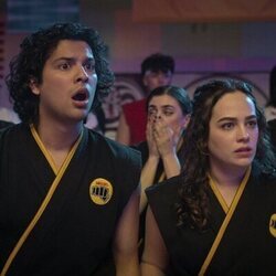 Mary Mouser y Xolo Maridueña en 6x15 titulado 'Exdegenerado' de 'Cobra Kai'