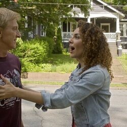 William Zabka y Vanessa Rubio en Capítulo 15 titulado 'Exdegenerado' de 'Cobra Kai'