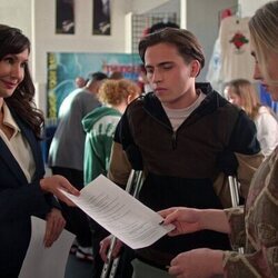 Tanner Buchanan y Peyton List en el 6x15 de 'Cobra Kai'