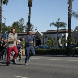 Still de Ralph Macchio y William Zabka en la temporada 6 y el capítulo 15 de 'Cobra Kai'