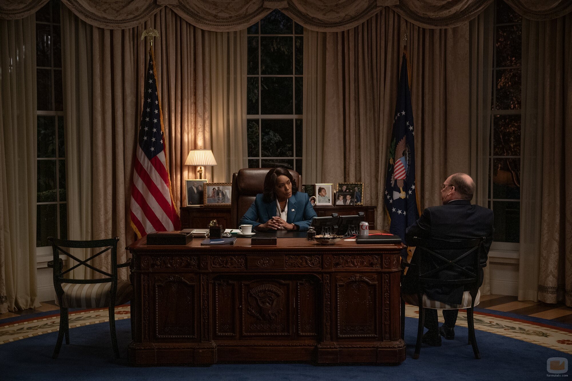 Angela Bassett y Bill Camp en 1x02 titulado 'Episodio 2' de 'Día cero'