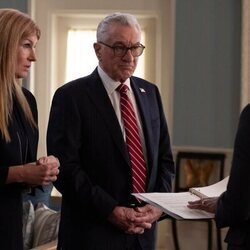 Connie Britton y Robert De Niro en el 1x05 de 'Día cero'
