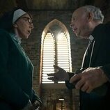 Andrea Martin y Wallace Shawn en 4x09 'Cómo enseñar a un Chatbot' de 'Evil'