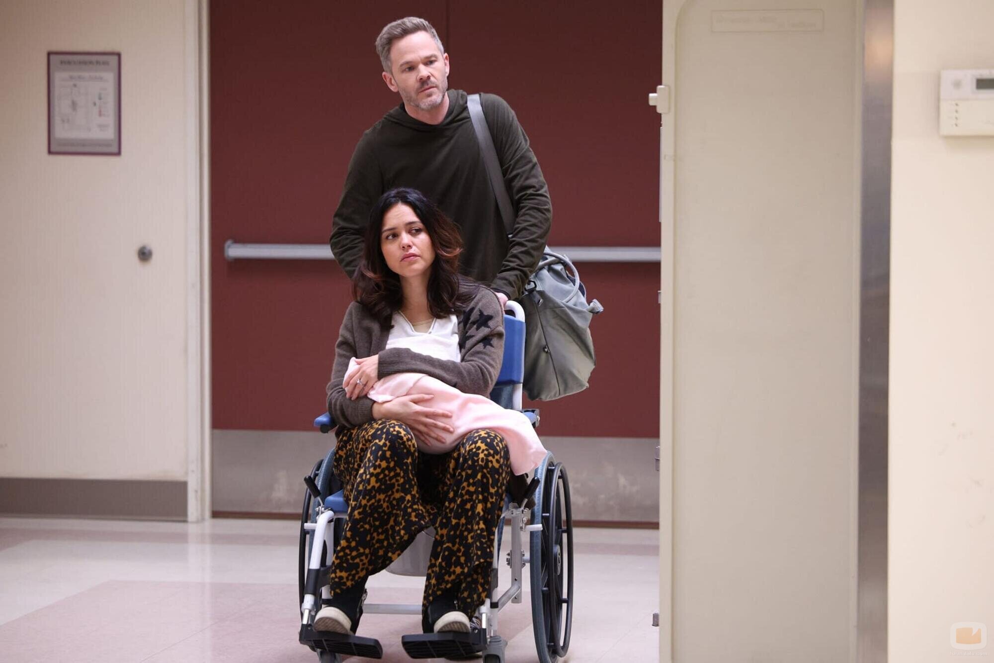 Shawn Ashmore y Alyssa Diaz en 'Contraatacar' de 'The Rookie'