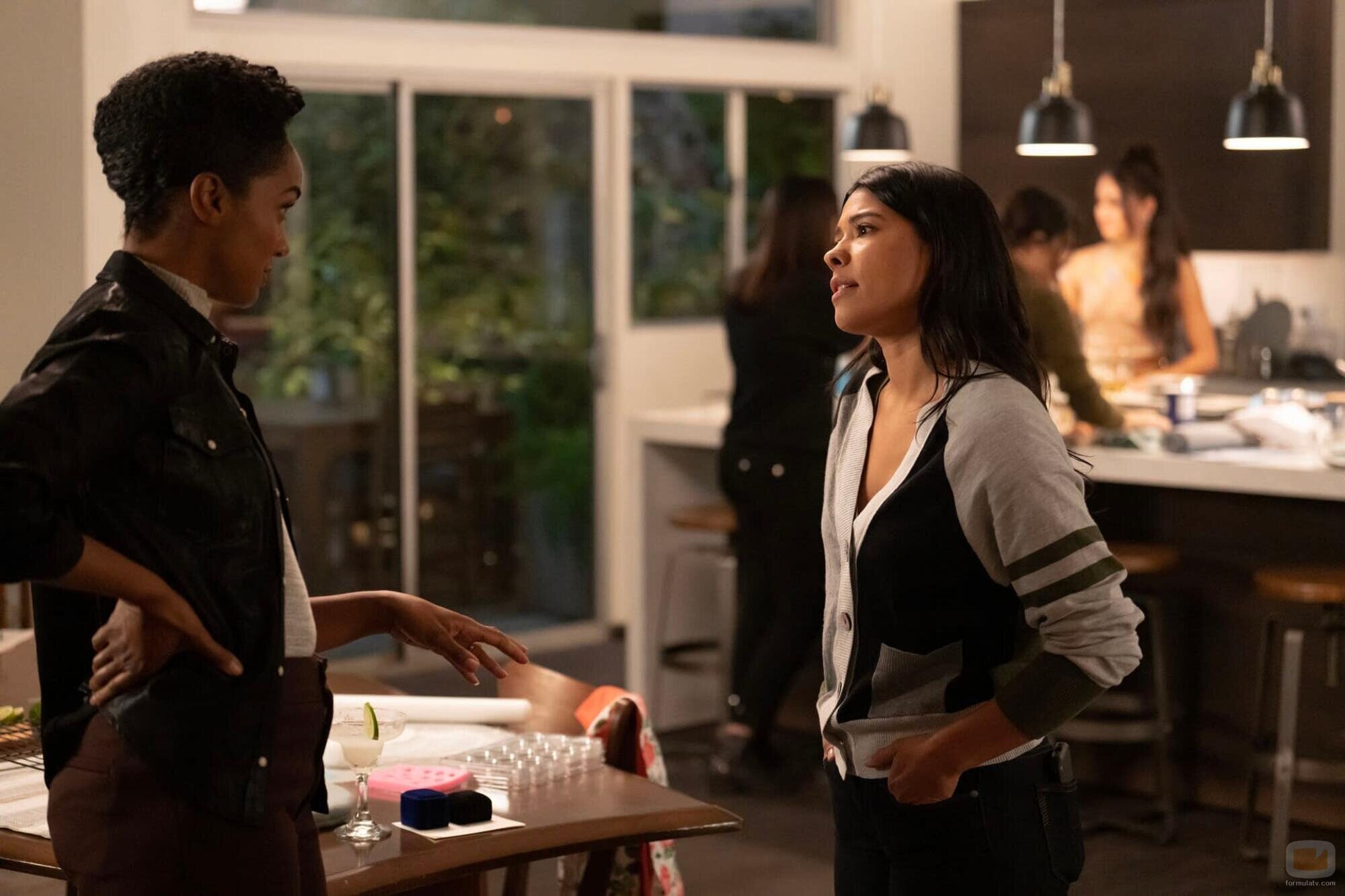 Mekia Cox y Lisseth Chavez en el 6x02 de 'The Rookie'
