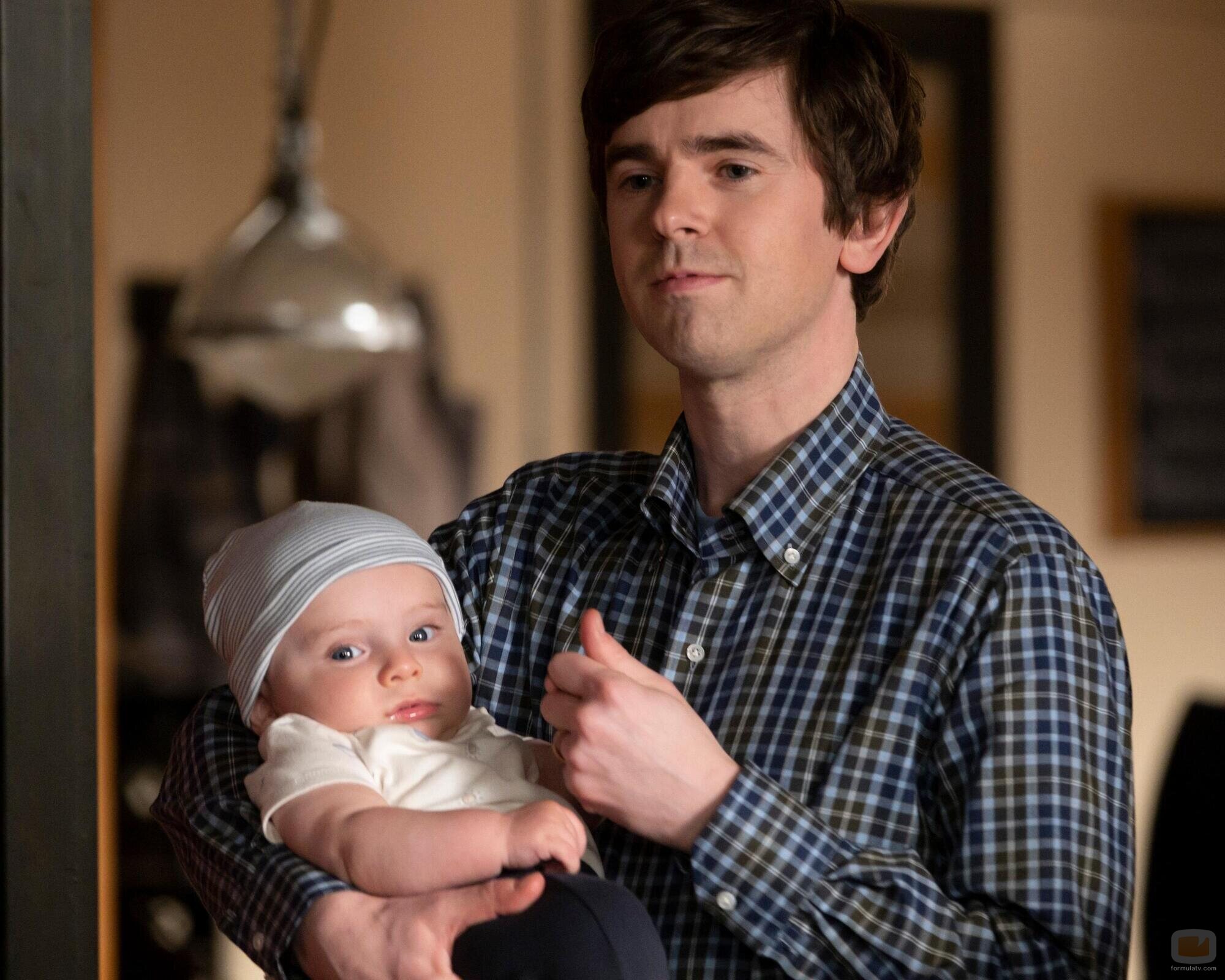 Freddie Highmore en 7x04 titulado 'Noche íntima' de 'The Good Doctor'