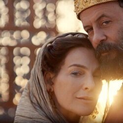 Ayelet Zurer y Ali Suliman en el 1x01 de 'La casa de David'