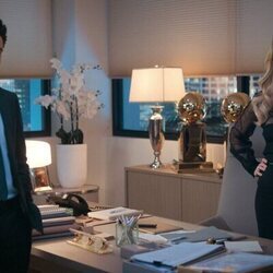 Max Greenfield y Kate Hudson en 'El asunto Travis Bugg' de 'Running Point'