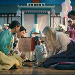 Brenda Song y Kate Hudson en la temporada 1 y el capítulo 04 de 'Una nueva jugada'