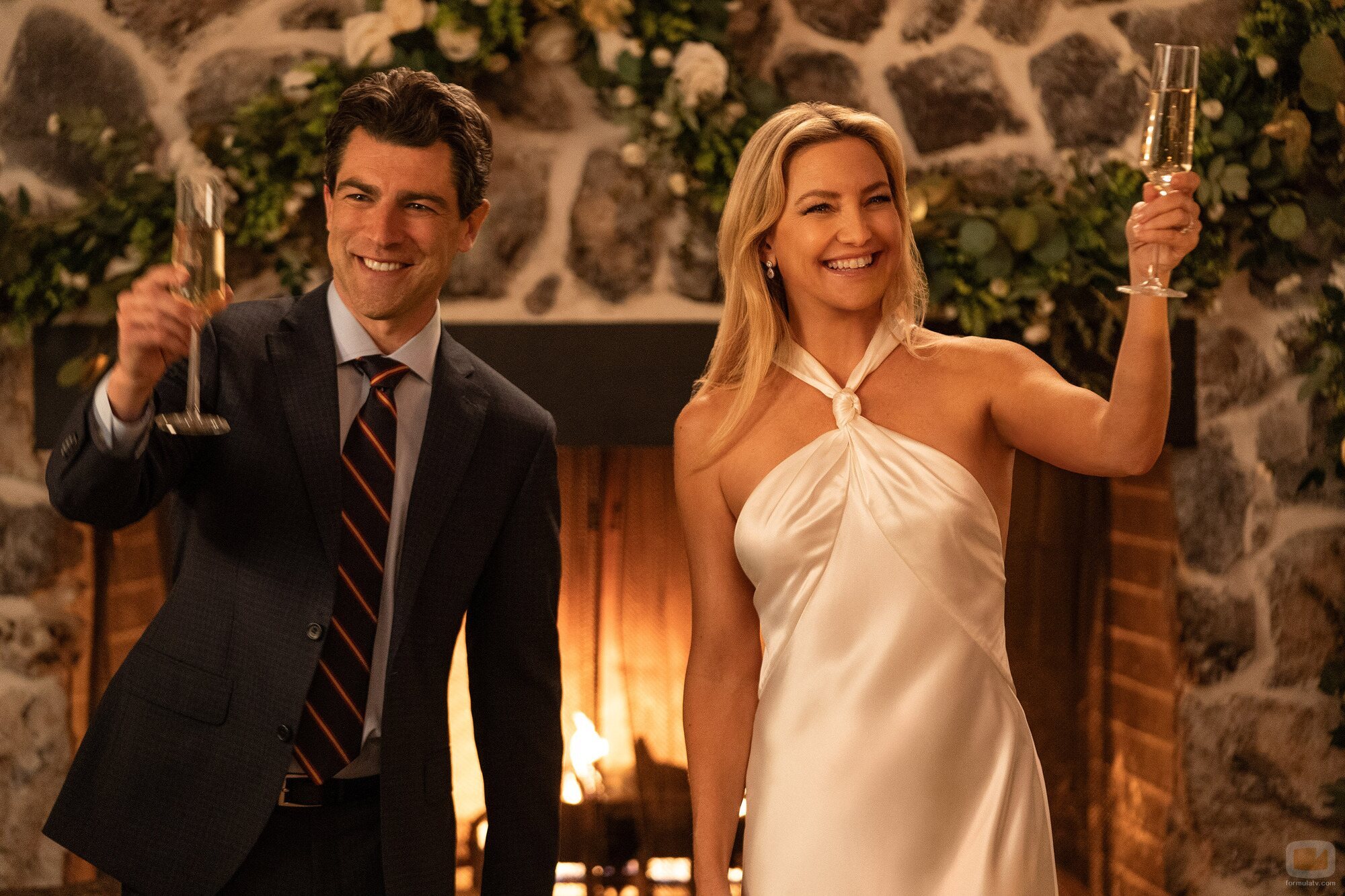 Max Greenfield y Kate Hudson en el 1x05 de 'Una nueva jugada'