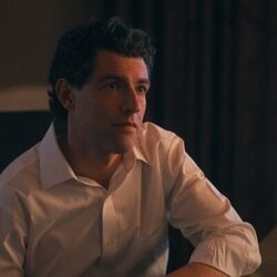Max Greenfield en 'Los playoffs' de 'Una nueva jugada'