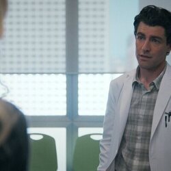 Max Greenfield en Capítulo 10 titulado 'El séptimo partido' de 'Una nueva jugada'