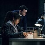 Harry Lloyd y Quintessa Swindell en 1x07 'El buscador de primos' de 'Prime Target'