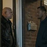 Domenick Lombardozzi y Alan Ritchson en 2x06 titulado 'El mejor de Nueva York' de 'Reacher'