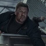 Alan Ritchson en Capítulo 8 titulado 'Un tipo de altos vuelos' de 'Reacher'
