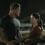 Alan Ritchson y Sonya Cassidy en Capítulo 7 titulado 'Historia de Los Ángeles' de 'Reacher'