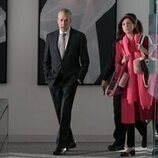 Carrie Preston y Alan Ruck en la temporada 2 y el capítulo 10 de 'Elsbeth'