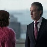 Carrie Preston y Alan Ruck en 2x10 titulado 'Hermanos financieros' de 'Elsbeth'