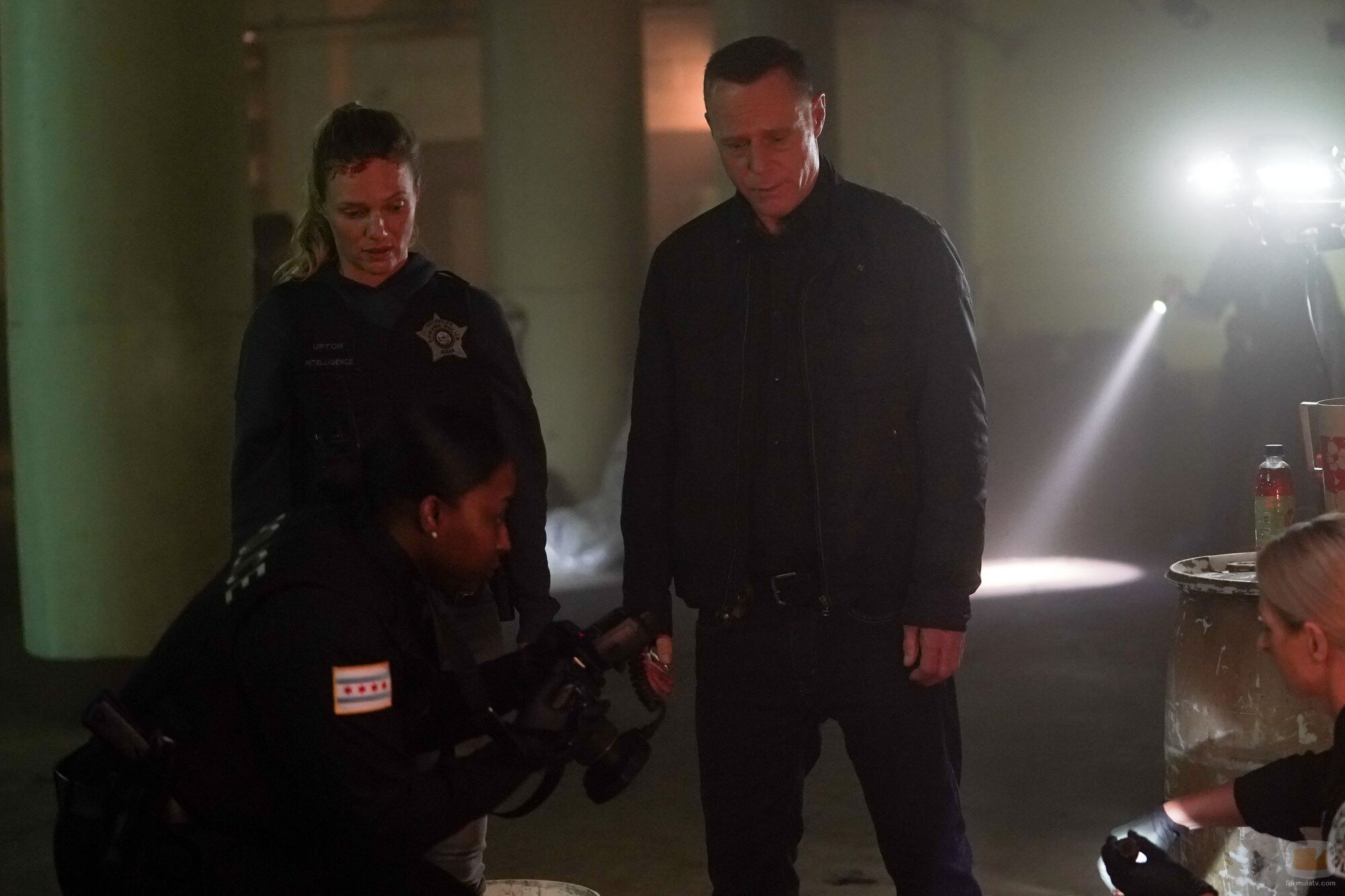 Tracy Spiridakos y Jason Beghe en el 10x05 de 'Policías de Chicago'