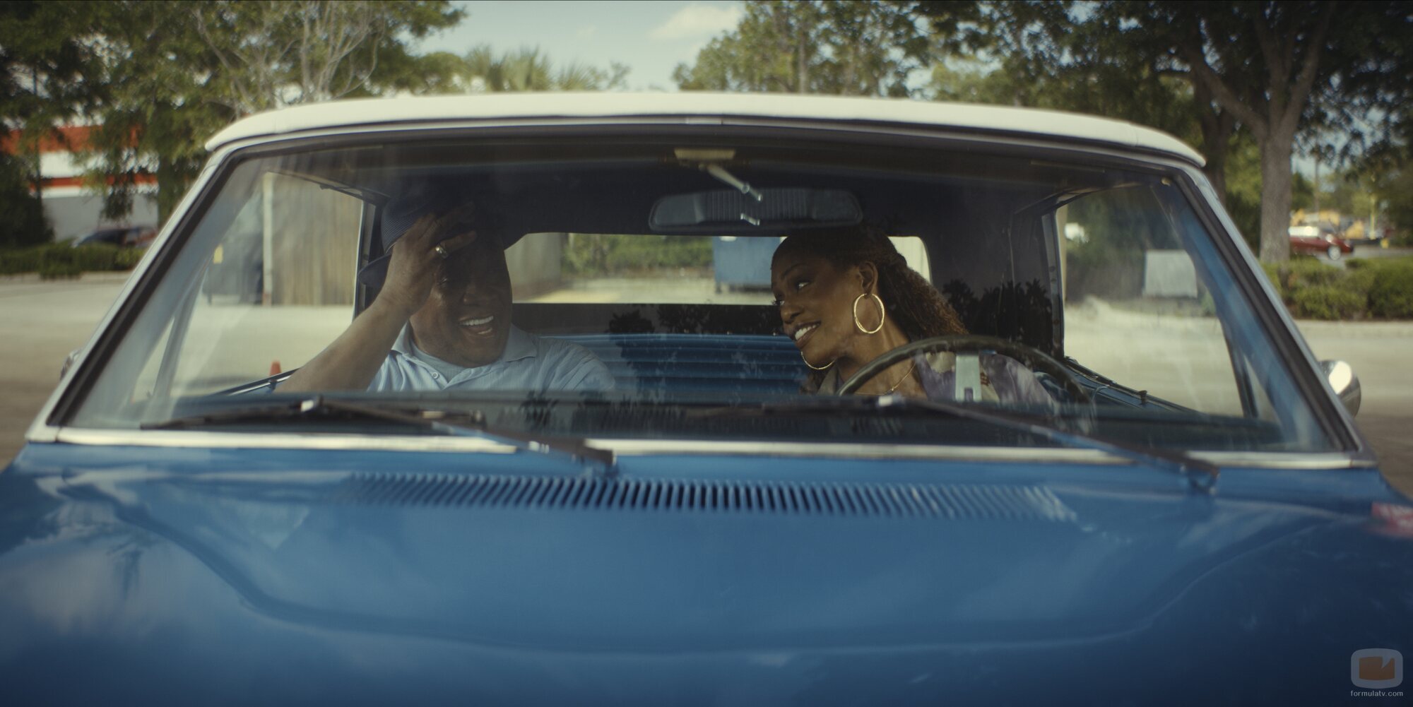 Laverne Cox  y George Wallace en el 1x01 de 'Clean Slate'