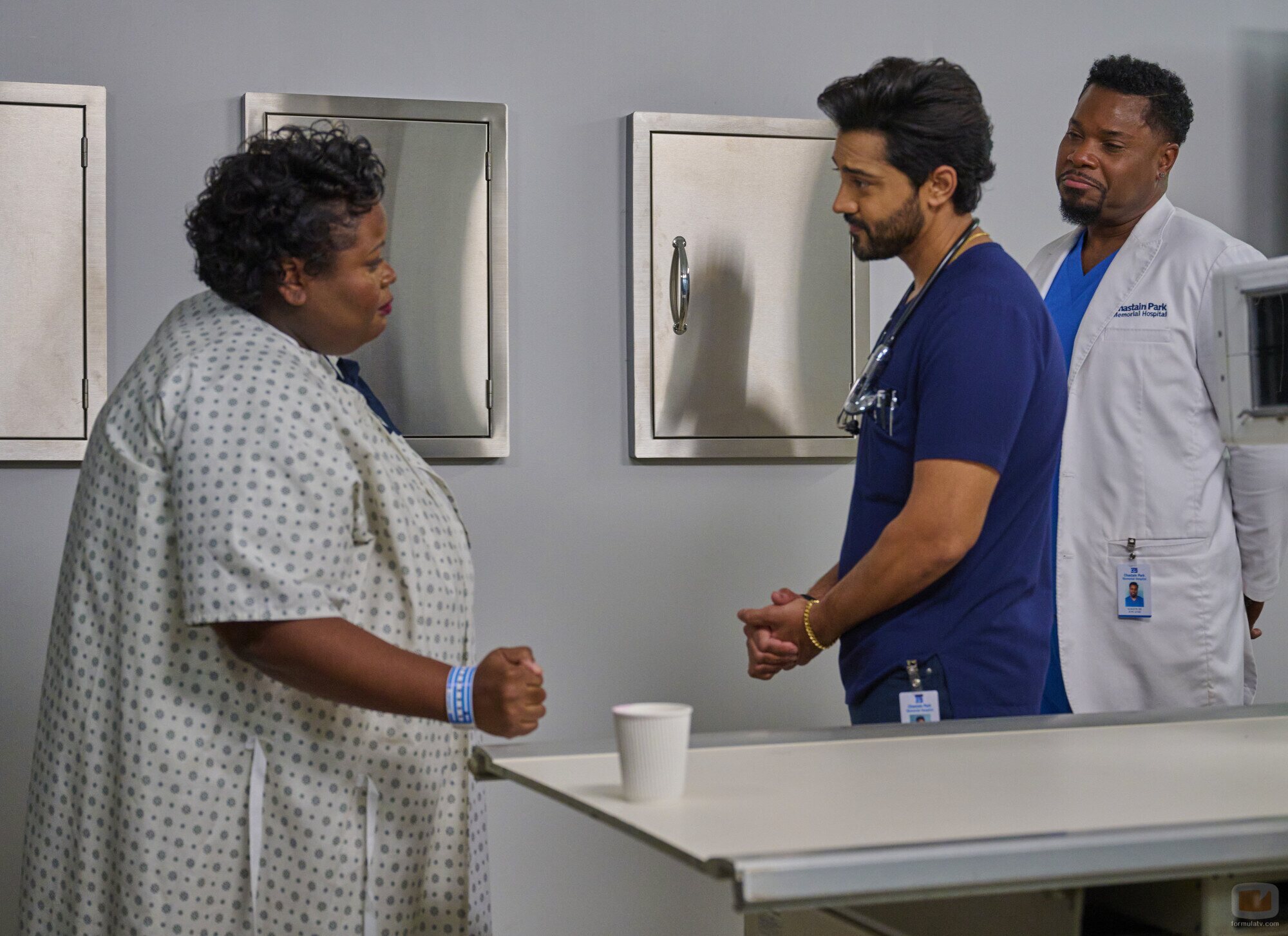 Malcolm-Jamal Warner y Manish Dayal en el 5x12 de 'The Resident'