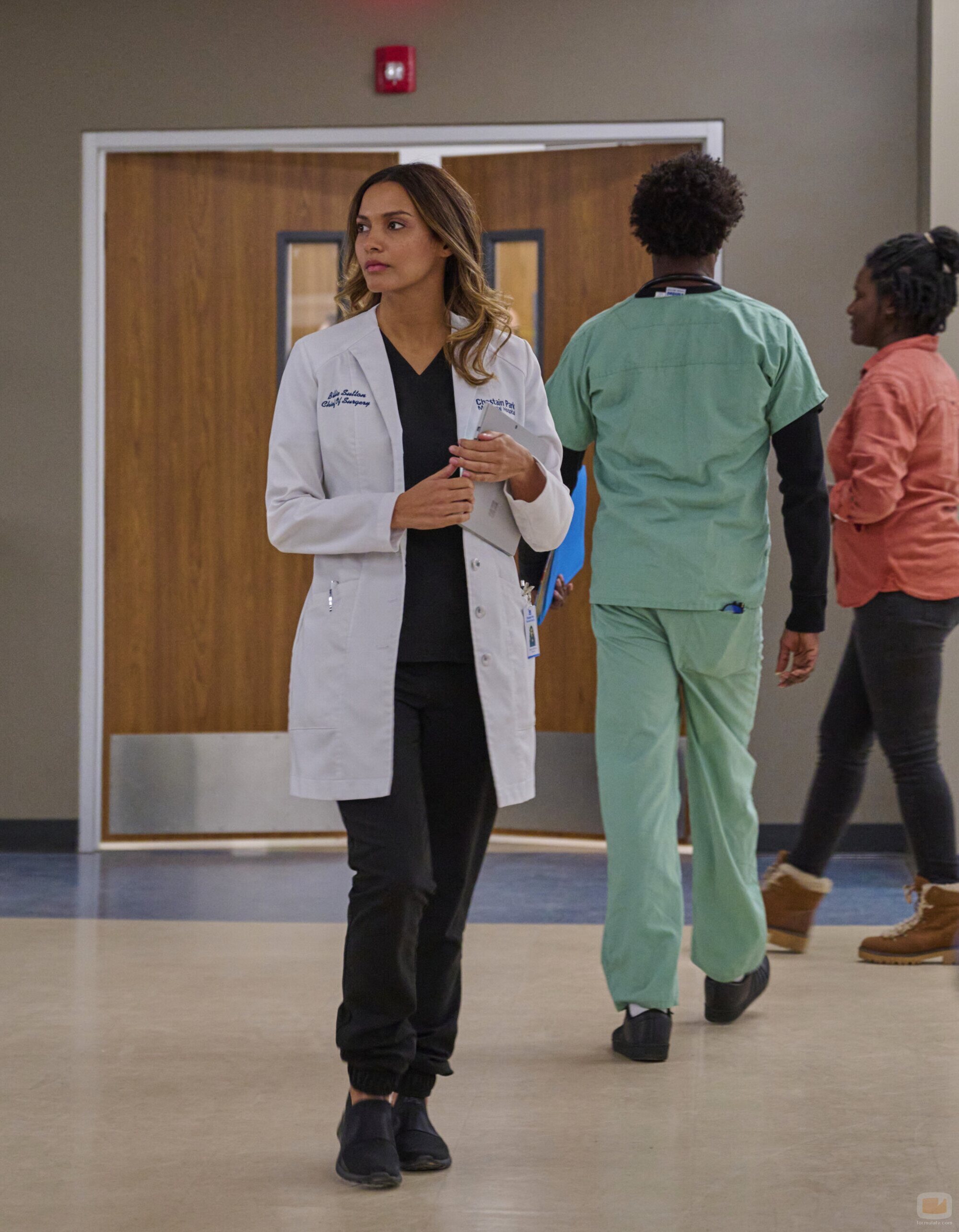 Jessica Lucas en el 5x12 de 'The Resident'