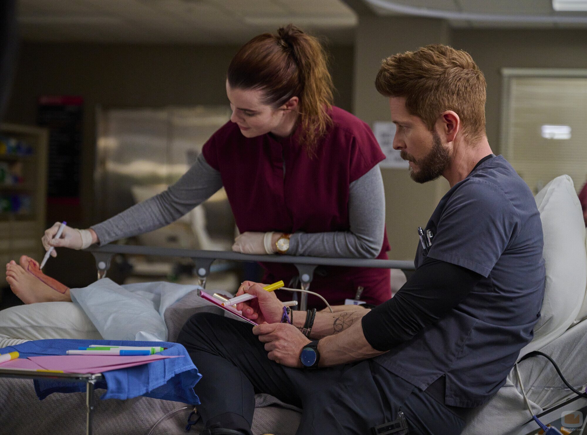Escena de Matt Czuchry y Kaley Ronayne en 'Ahora me ves' de 'The Resident'
