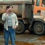 Joe Dempsie en el 1x01 de 'Toxic Town'