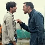 Joe Dempsie en 1x01 'Episodio 1' de 'Ciudad tóxica'