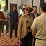 Christian Friedel y Patravadi Mejudhon en el 3x03 de 'The White Lotus'