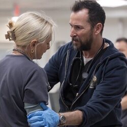 Noah Wyle y Katherine LaNasa en 1x10 titulado '4:00 P.M.' de 'The Pitt'