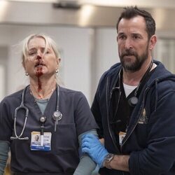 Foto de Noah Wyle y Katherine LaNasa en 1x10 titulado '4:00 P.M.' de 'The Pitt'