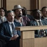 Patrick Dempsey y James Martinez en el 1x01 de 'Dexter: Original Sin'