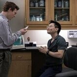 Patrick Gibson y Alex Shimizu en el 1x01 de 'Dexter: Pecado original'