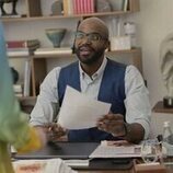 Carl Clemons-Hopkins en Capítulo 2 titulado 'Más vale tarde' de 'Hacks'