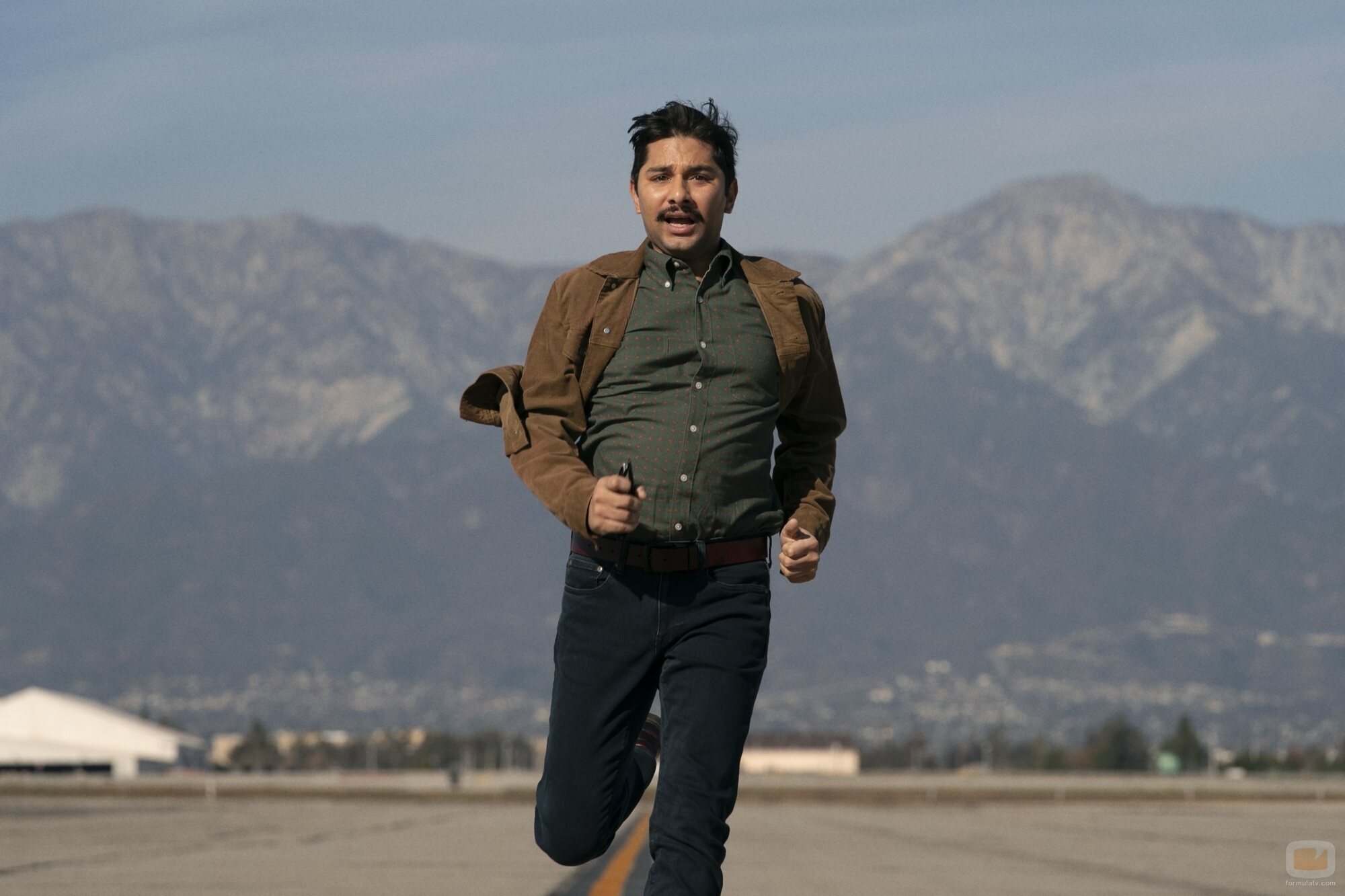 Mark Indelicato en la temporada 3 y el capítulo 04 de 'Hacks'