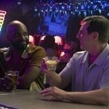 Carl Clemons-Hopkins en el 3x08 de 'Hacks'