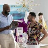 Johnny Sibilly y Carl Clemons-Hopkins en la temporada 3 y el capítulo 08 de 'Hacks'