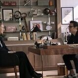 Dan Bucatinsky y Hannah Einbinder en el 3x09 de 'Hacks'