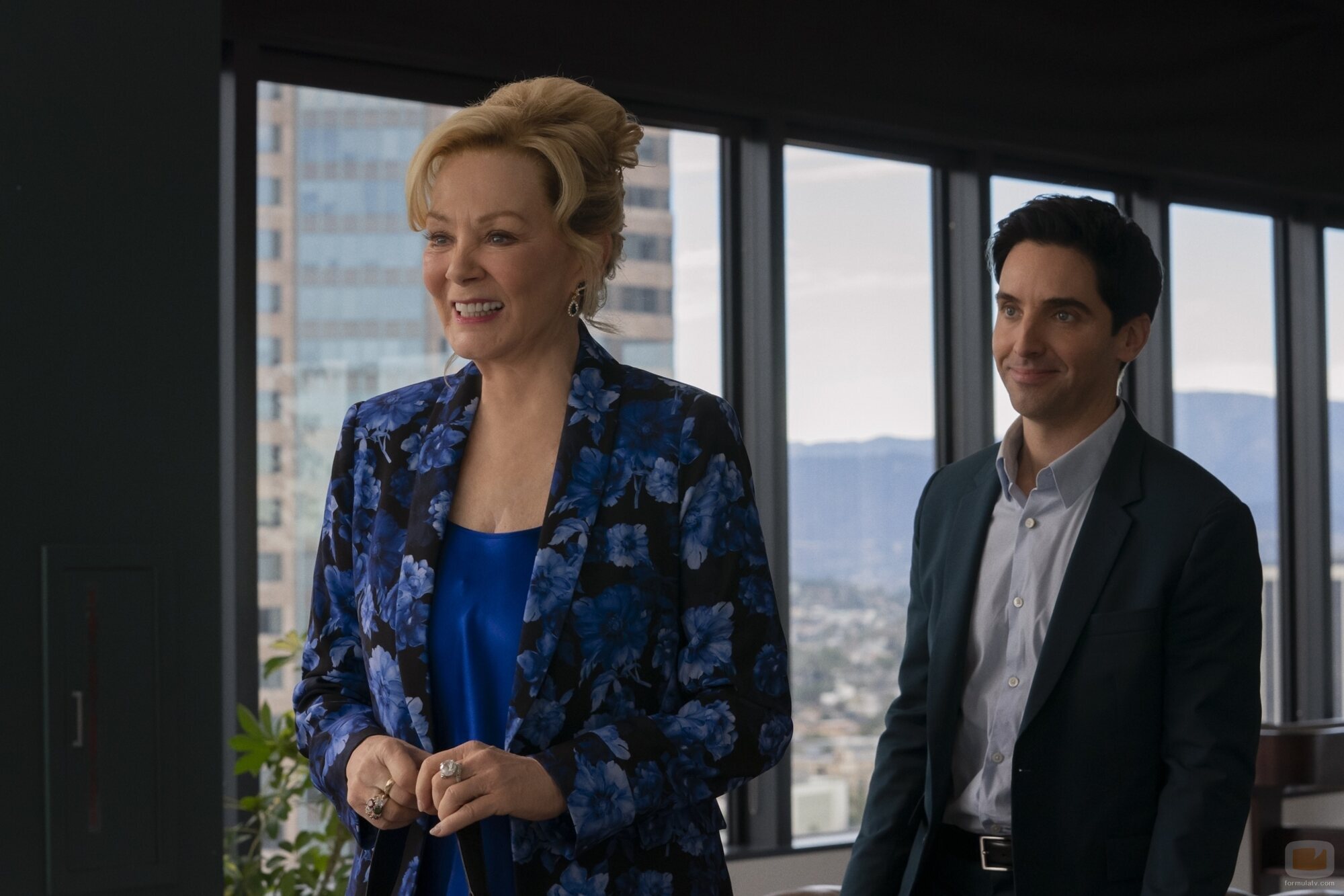 Jean Smart y Paul W. Downs en 3x09 titulado 'A prueba de balas' de 'Hacks'