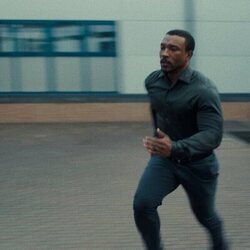 Ashley Walters en 1x02 titulado 'Episodio 2' de 'Adolescencia'