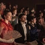 Blake Ritson y Nicole Brydon Bloom en 'Solo habrá una ganadora' de 'The Gilded Age'