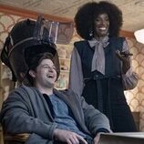 Zainab Johnson y Kevin Bigley en 3x02 'Fresita' de 'Upload'