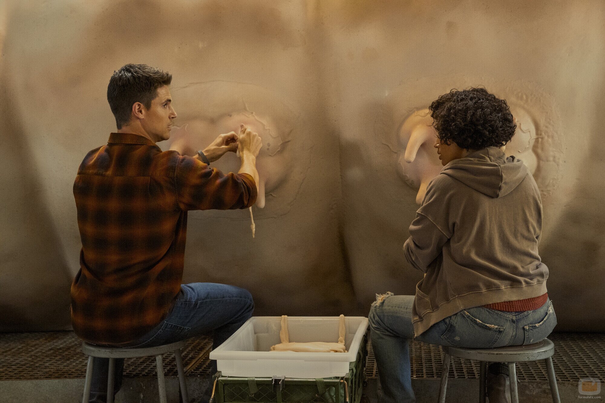 Robbie Amell y Andy Allo en la temporada 3 y el capítulo 02 de 'Upload'