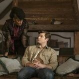 Zainab Johnson y Kevin Bigley en 3x07 'Día de descarga' de 'Upload'