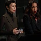 Greta Lee y Karen Pittman en 3x03 titulado 'Ruido blanco' de 'The Morning Show'