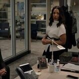 Mark Duplass y Karen Pittman en 'Estudiante de Stanford' de 'The Morning Show'