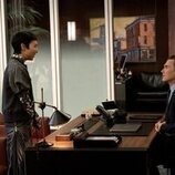 Greta Lee y Billy Crudup en el 3x09 de 'The Morning Show'