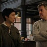 Greta Lee y Mark Duplass en Capítulo 9 titulado 'Actualízate' de 'The Morning Show'